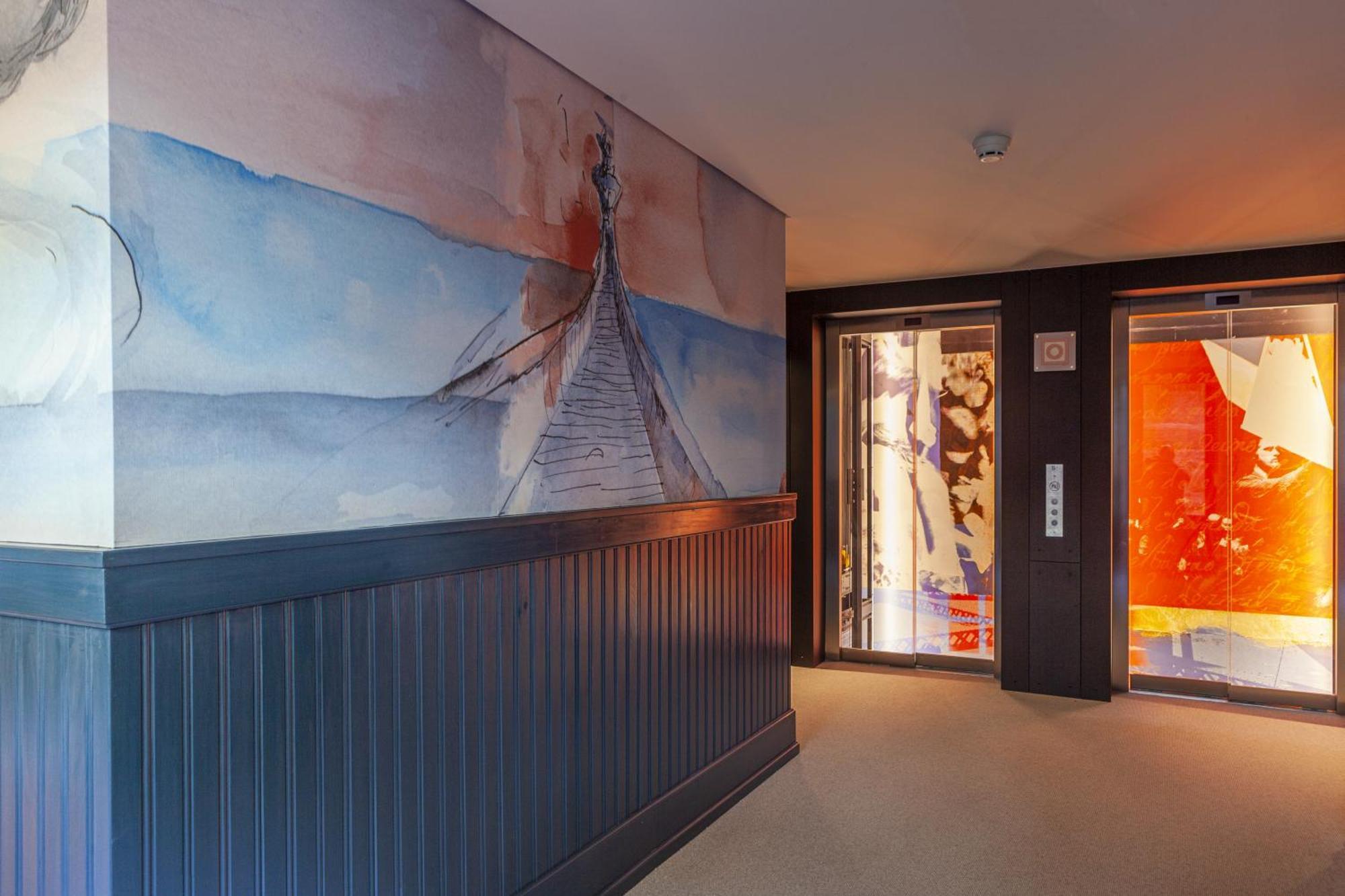 Timbre Virtudes 호텔 포르투 외부 사진 The elevators at the hotel