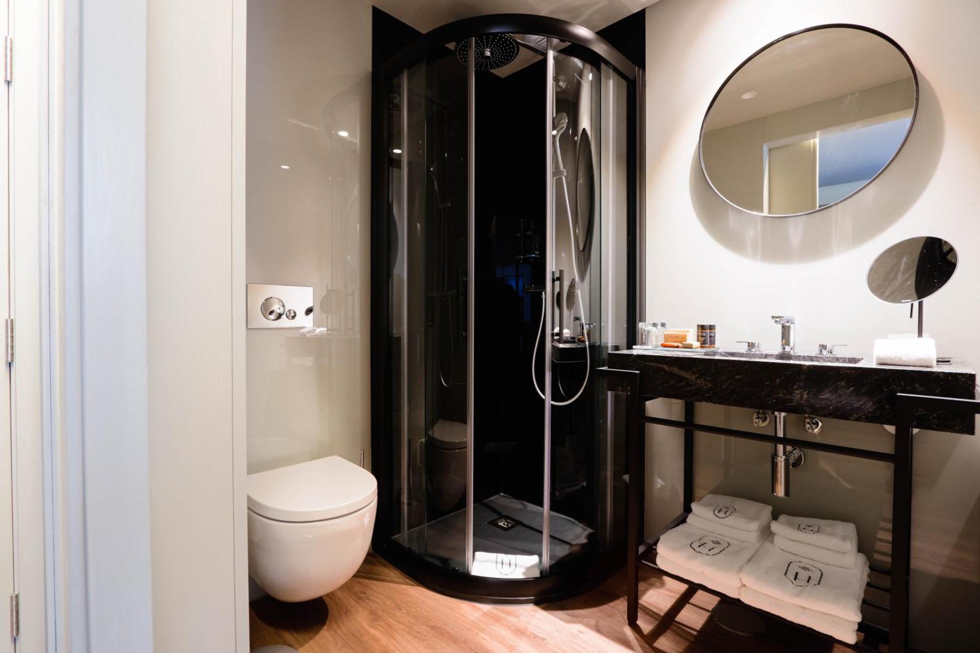 Timbre Virtudes 호텔 포르투 외부 사진 A shower cubicle