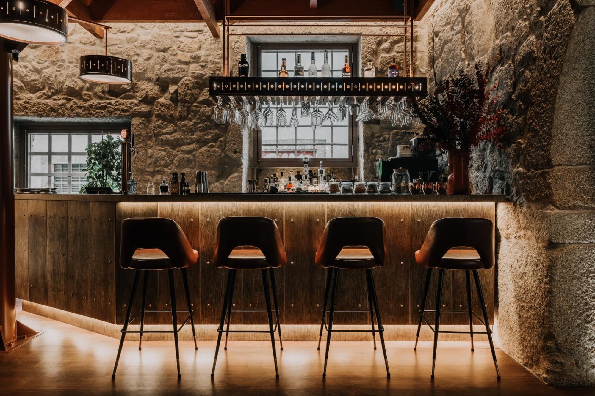Timbre Virtudes 호텔 포르투 외부 사진 The bar at the restaurant